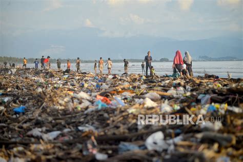 Hamparan Sampah Di Pantai Pasir Jambak Padang Republika Online