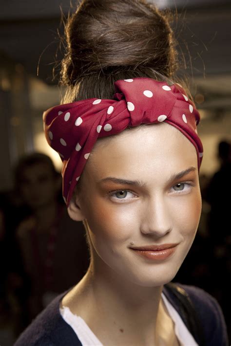 6 Ridiculously Easy Hair Looks You Can Do With A Scarf StyleCaster