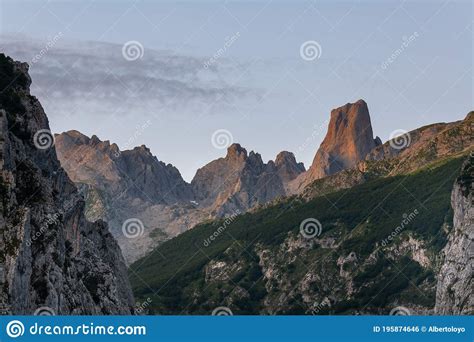 Picu Naranjo De Bulnes Urriellu Von Camarmena Dorf Bei Sonnenaufgang In