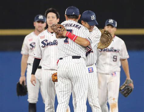 【ヤクルト】坂口智隆と内川聖一が一度守備に就いてから交代 高津監督の粋な計らいに村上も涙 プロ野球 日刊スポーツ