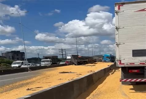 Carreta Tomba E Espalha Carga De Soja Na Br Brasil Do Trecho