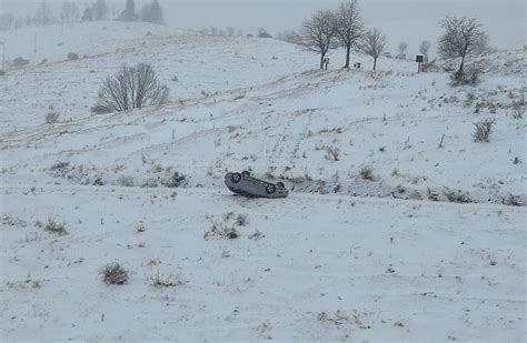 Incidente In Lessinia Auto Sbanda Nella Neve E Si Ribalta Nella Scarpata