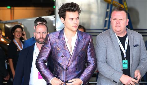 Harry Styles Rocks Snazzy Purple Suit At Aria Awards 2017 Harry Styles Just Jared Celebrity