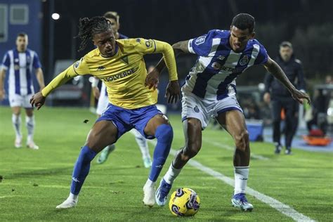 FC Porto tenta vencer Estoril pela primeira vez na época para continuar