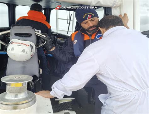 Guardia Costiera Imperia Soccorre Comandante Con Malore Su Nave