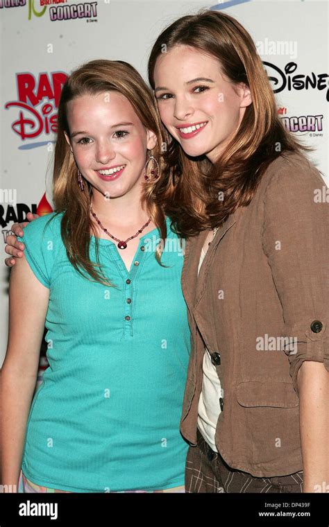 Danielle Panabaker Et Kay Panabaker Sont Des Jumelles