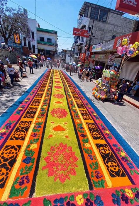 COLORIDAS ALFOMBRAS ENGALANAN PRINCIPALES CALLES DEL CENTRO HISTÓRICO