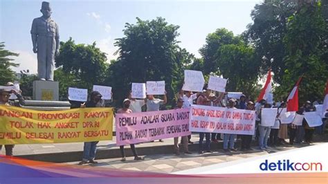 Aksi Damai Di Surabaya Massa Dukung Pemilu Damai Hasil Rekapitulasi Kpu