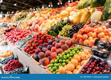 Opción Grande Del Mercado Fresco De La Fruta Y Verdura Diversas Frutas