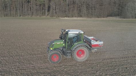 Erste Düngergabe 2022 streuen mit FendtOne Vario 313 and NEW Kverneland