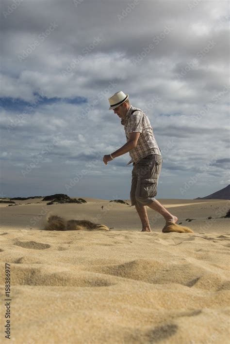 Foto De Deutscher Tourist Im Urlaub Am Strand Do Stock Adobe Stock