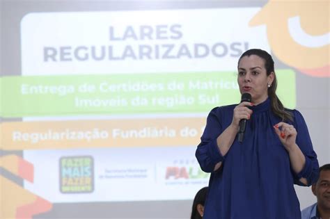 Prefeita Cinthia Ribeiro entrega certidões de matrícula de imovéis da