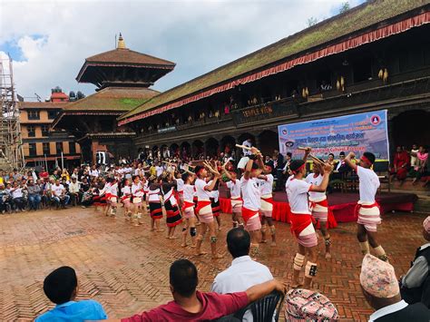 een traditionele nepalese dans foto lennekes reisblog