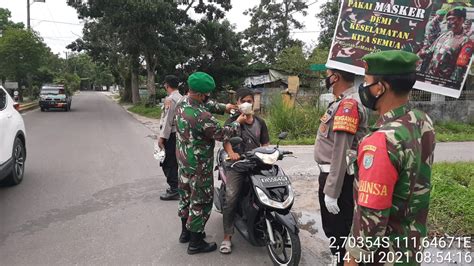 Polsek Arsel Bersama Tni Imbau Prokes Dan Bagikan Masker Ke Warga