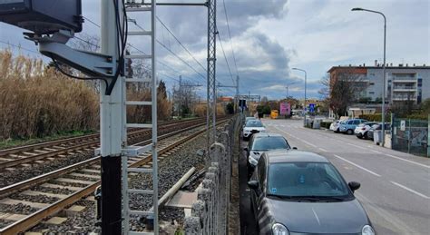 Si Butta Sotto Un Treno Il Macchinista Del Frecciarossa Nota I Resti