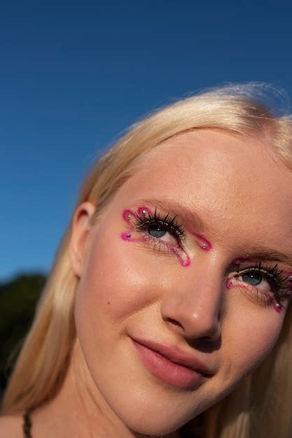 Mujer de vista frontal con maquillaje de ojos gráfico Foto Gratis