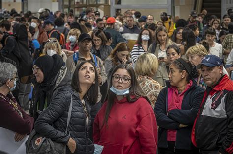 Aglomeraciones Y Retrasos En La Huelga De Renfe Fotos