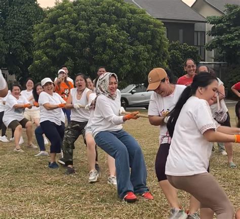 Meriahkan Kemerdekaan Ke Ri Airin Ikut Lomba Tarik Tambang Bareng