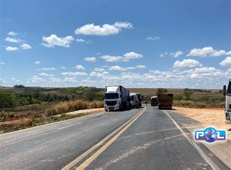 Carreta Bate Na Traseira De Outra Na Br E Cabine Fica Destru Da