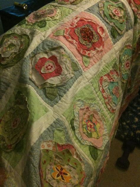 French Rose Quilt This Is Absolutely Gorgeous Maybe After My Cataracts Are Gone I Ll Be Able