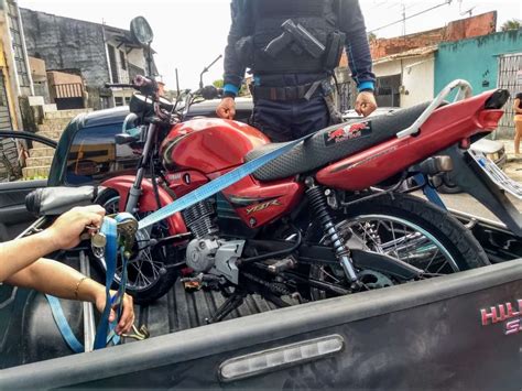 Policiais Militares Apreendem Uma Motocicleta Roubada E Uma Arma De