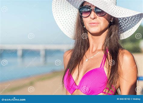 Retrato De La Mujer Joven Hermosa En El Sombrero Que Presenta En Bikini