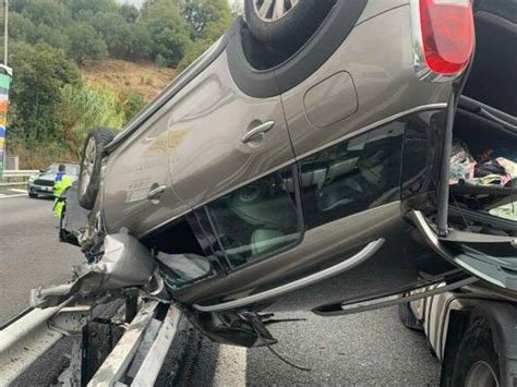 Scontro Tra Due Camion E Un Auto In A Riaperta L Autostrada Ancora