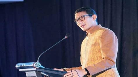 Menparekraf Sandiaga Uno Gunakan Baju Tenun Sidan Asal Kapuas Hulu