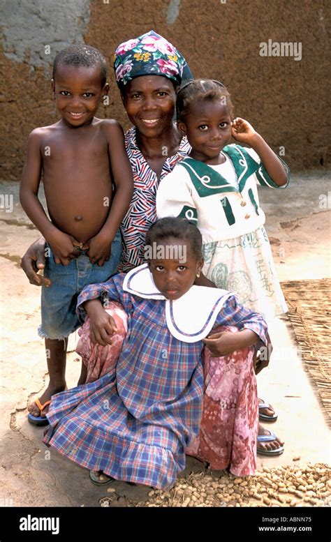 Poor african family hi-res stock photography and images - Alamy