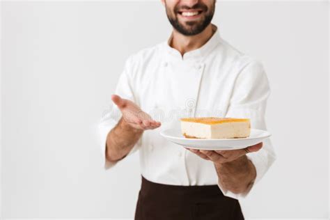 Imagen Recortada Del Feliz Jefe Con Uniforme De Cocinero Sonriendo Y