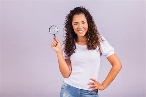 Menina Bonita E Alegre Segurando Uma Lupa Isolada No Fundo Branco