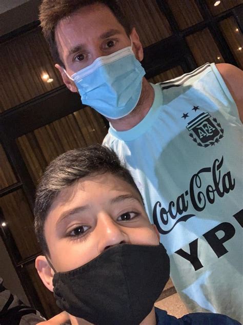 VIDEO El gran gesto que tuvo Messi con un pequeño fan brasileño