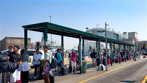 Porto Di Napoli Taxi A Caccia Di Crocieristi Per Un Giro A Pompei 140