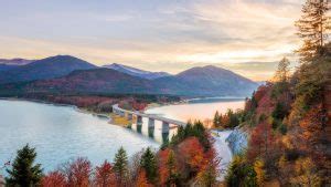 Faller Klamm Brücke road bridge over Lake Sylvenstein in autumn