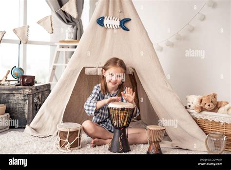 African children playing drum hi-res stock photography and images - Alamy