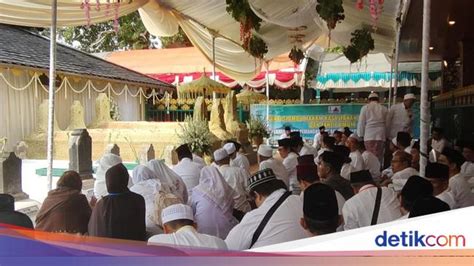 Haul Ke 521 Sultan Fatah Demak Luwur Diganti Makam Dihiasi Anyaman Melati