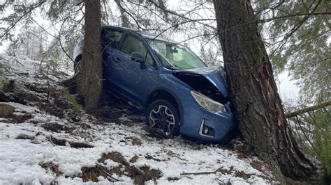 82 jährige Autolenkerin kracht bei Davos in Baum Radio Central