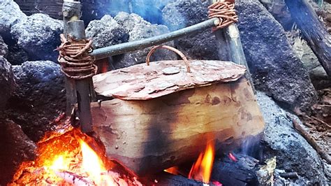 Gulasch gekocht im Baumrinden Topf Waldläufer Wissen YouTube