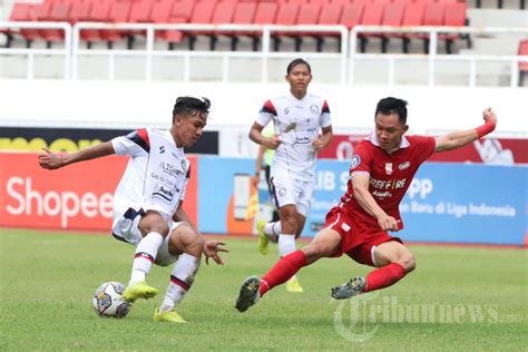 Liga Arema Fc Vs Persis Solo Di Stadion Jatidiri Semarang Foto