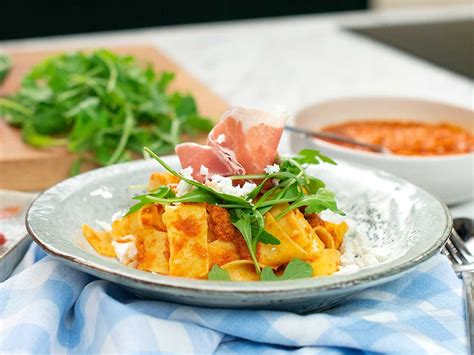 Pappardelle med röd pesto parmaskinka rucola och fetaost Köket se