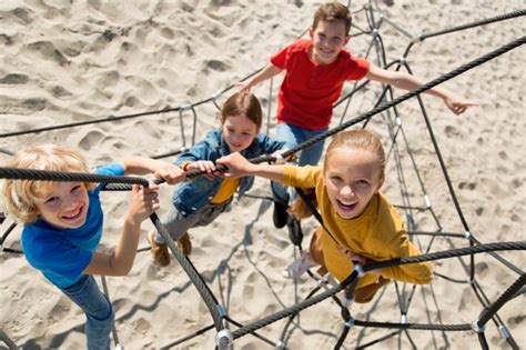 Free Photo | Medium shot kids climbing rope