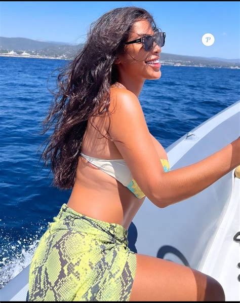 Ayem Nour Sexy En Bikini Et Avec Un Ventre Ultra Plat Au Bord De La Mer