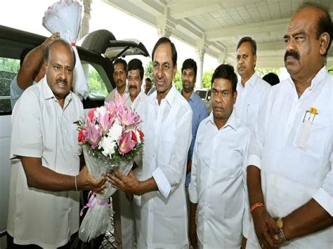 Former Karnataka CM Kumaraswamy calls on KCR at Pragathi Bhavan ...