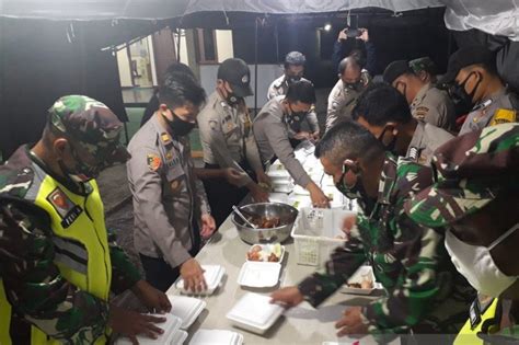 Dapur Umum Tni Polri Bagikan Ratusan Bungkus Nasi Untuk Sahur Antara News