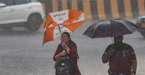 Monsoon Rain मानसून की पहली ही बारिश में पानी पानी हुई मुंबई कई जगह जलभराव मैनहोल में गिरने