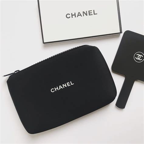 Chanel Cosmetic Bag Black Chanel Makeup Bag, Chanel Cosmetic Bag, Chanel Beauty, Chanel Perfume ...