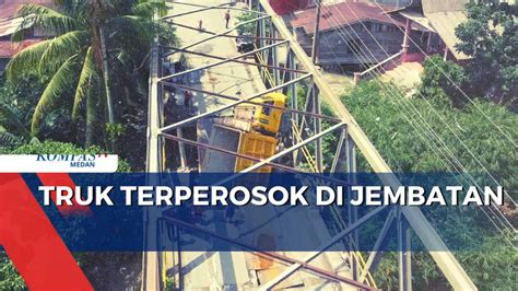 Truk Bermuatan Pasir Terperosok Di Jembatan Sungai Batang Serangan