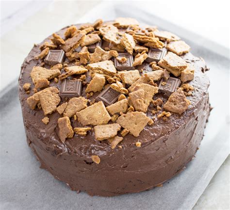 Milk chocolate frosted graham cracker cake - Savory Tooth