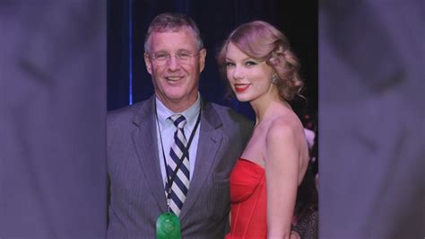 Taylor Swifts Dad Allegedly Assaults Photographer In Sydney Harbor