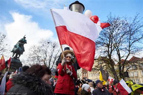 Święto Niepodległości 2022 Parady koncerty biegi i atrakcje w